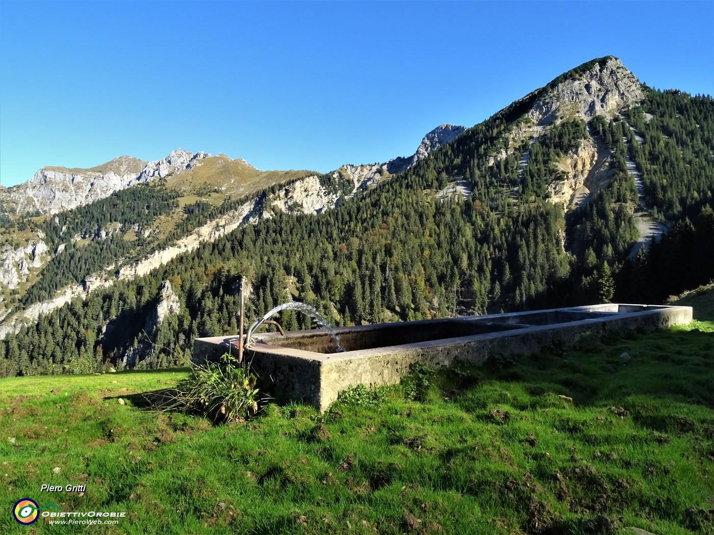 14 Fontana zampillante d'acqua fresca con vista sul versante sud-est del Pizzo Badile.JPG